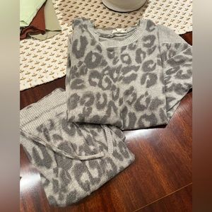 Woman’s long sleeve gray cheetah set